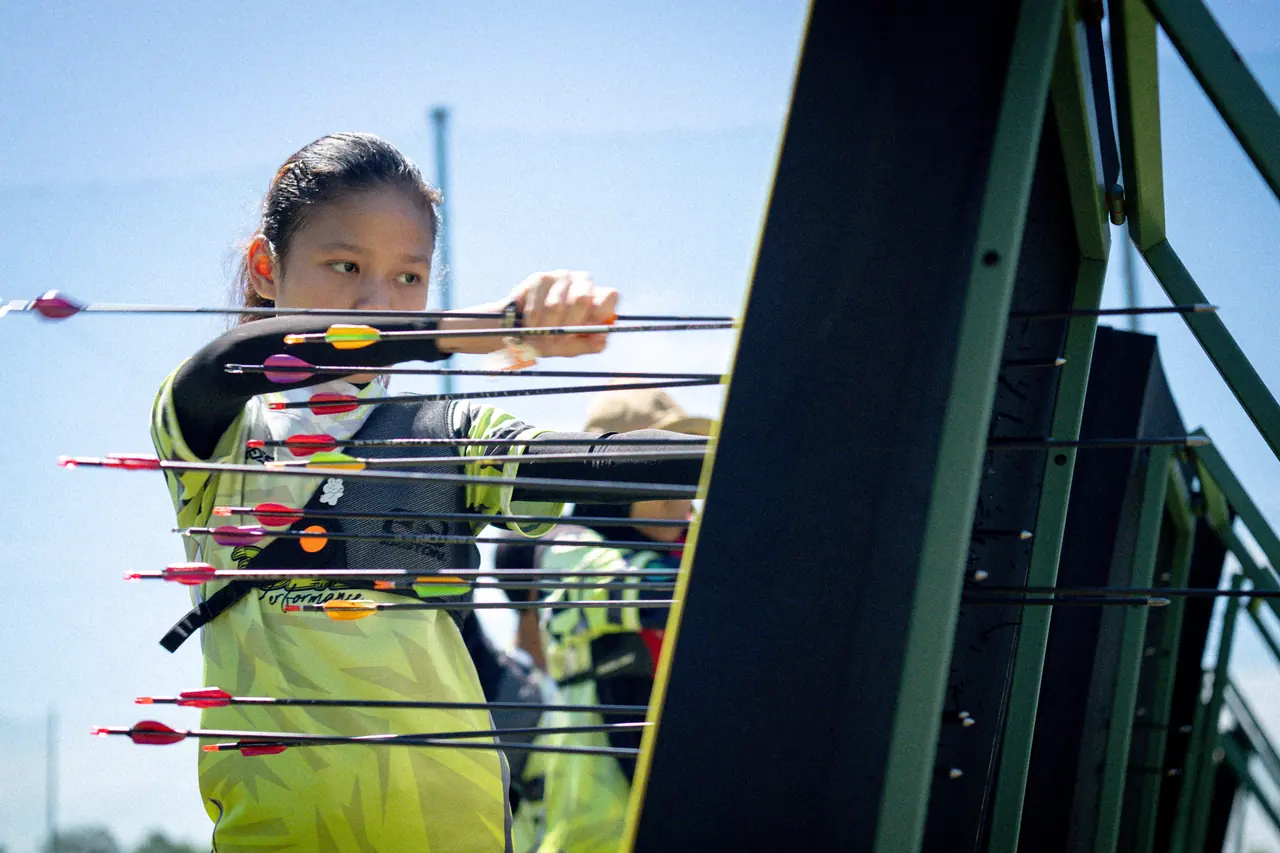A Boltz archer pulling her arrows from the target boss and checking the group